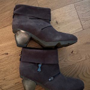 Fly London (38).  These fit like a 7.5.  Deep Purple.